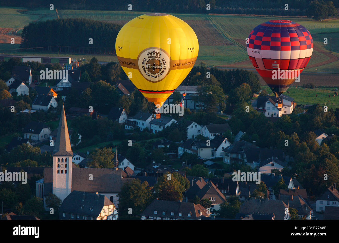 Luftaufnahme, Sonnenaufgang, Heißluftballon, Warsteiner Heißluftballon, internationalen Mongolfiade, Warstein, Hirschberg, Sauer Stockfoto