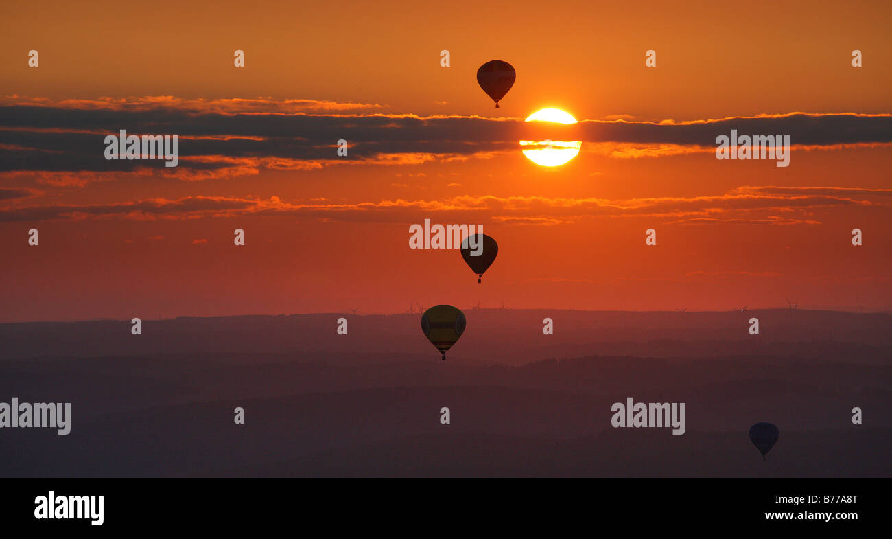 Luftbild, Heißluftballons, internationalen Mongolfiade, beginnen bei der Warsteiner Brauerei, Sonnenuntergang, Hirschberg, Warstein, Stockfoto