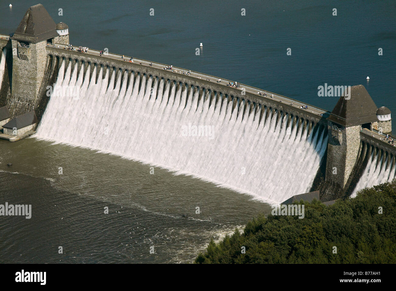 Luftaufnahme, Staumauer, Moehne Reservoir, Delecke, Region Soest, Sauerland, Nordrhein-Westfalen, Deutschland, Europa Stockfoto