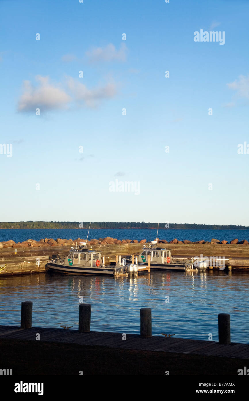 WISCONSIN - Boote am kleinen Sand Bay am Lake Superior mit Sand Island jenseits in Apostel Island National Lakeshore verankert. Stockfoto