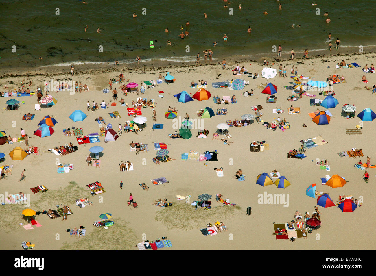 Luftaufnahme, bunt bevölkerten Strand, Jadebusen, Hooksiel, Wilhelmshaven, Niedersachsen, Deutschland, Europa Stockfoto