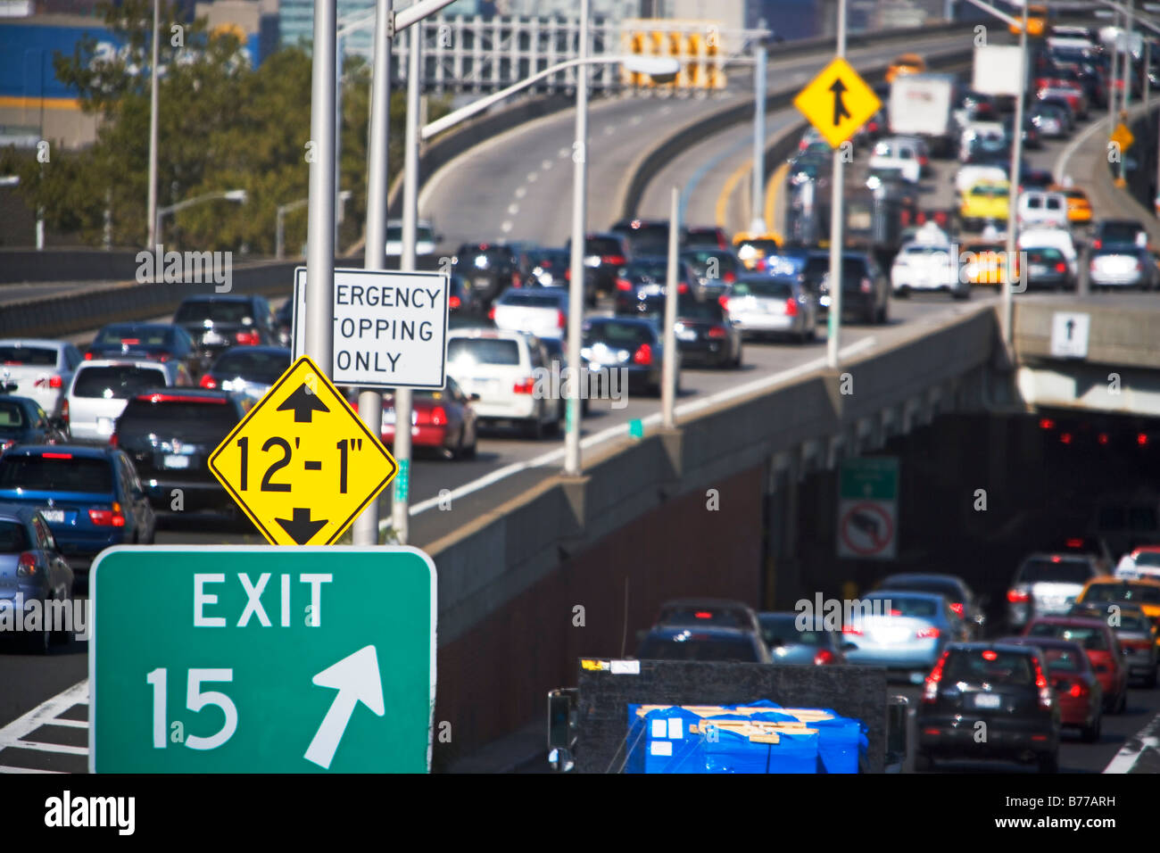 Autobahnverkehr Queens, New York Stockfoto
