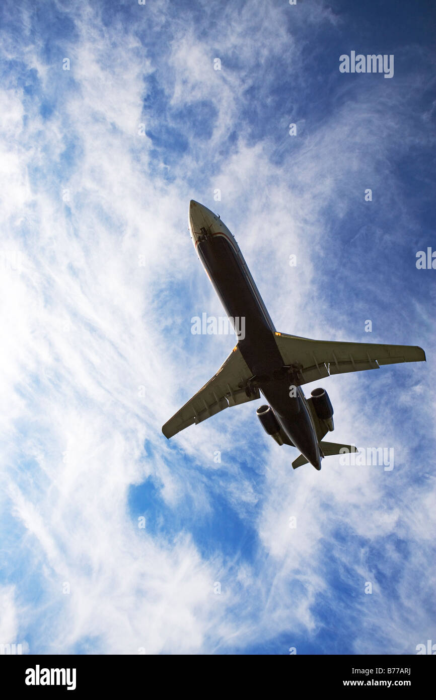 Niedrigen Winkel Sicht auf Flugzeug-Himmel Stockfoto
