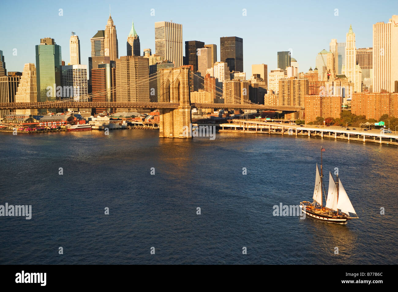 Segelboot und New York City skyline Stockfoto