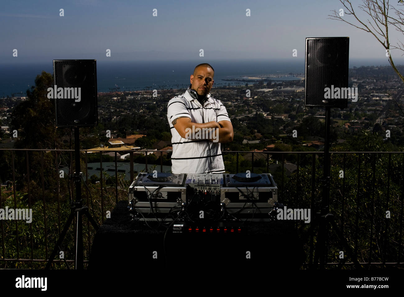 Hip-Hop-DJ mit Blick auf Stadt und am Strand Stockfoto