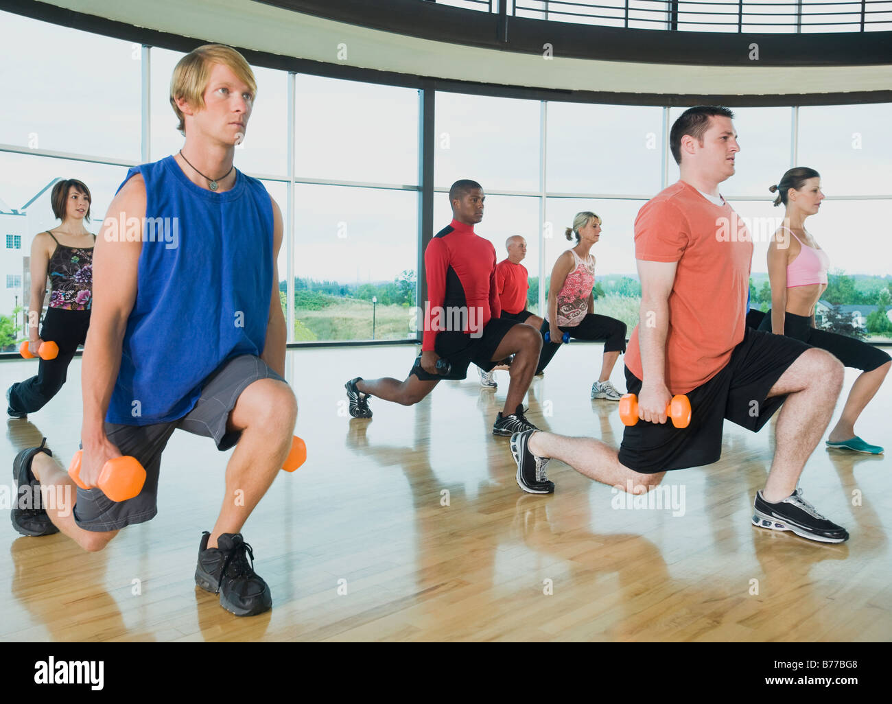 Fitness-Klasse machen Ausfallschritte Hanteln Stockfoto