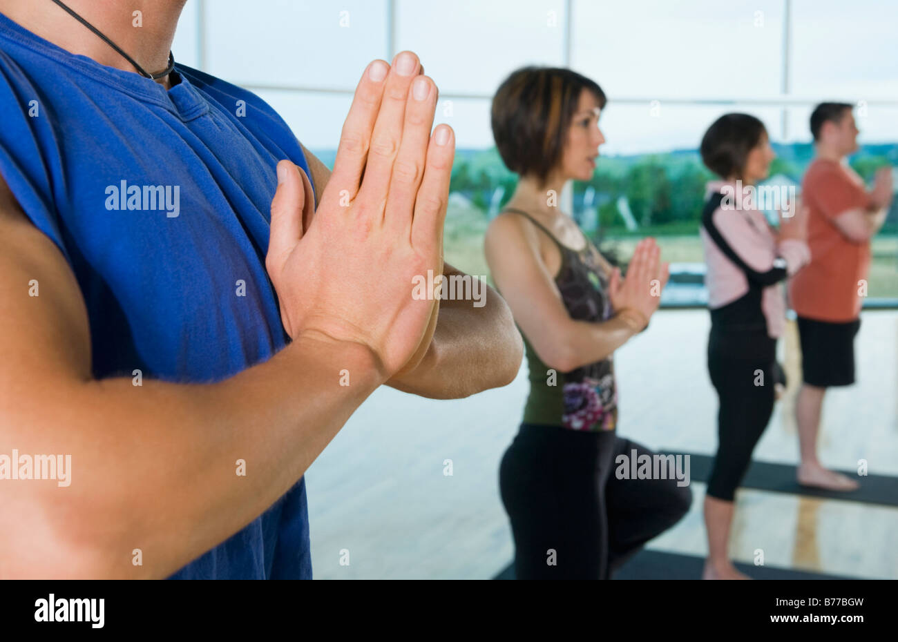 Yoga Klasse Baum-pose Stockfoto