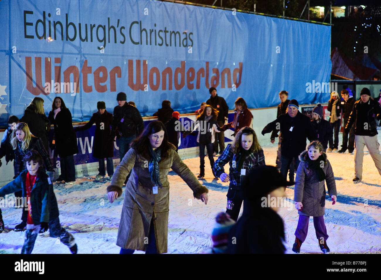 Eislaufen am Edinburghs Weihnachten Winter Wonderland Stockfoto