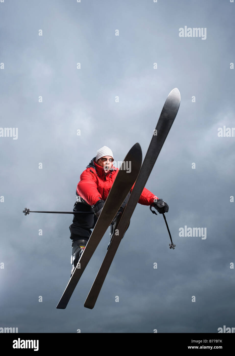Österreichischer Skirennläufer und mitten in der Luft Stockfoto