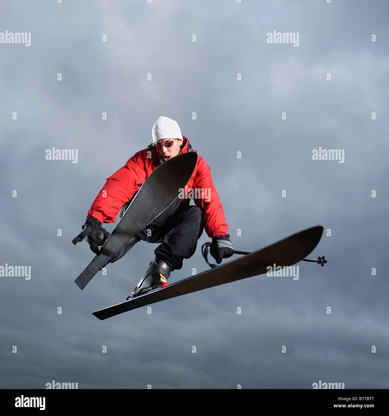 Österreichischer Skirennläufer und mitten in der Luft Stockfoto