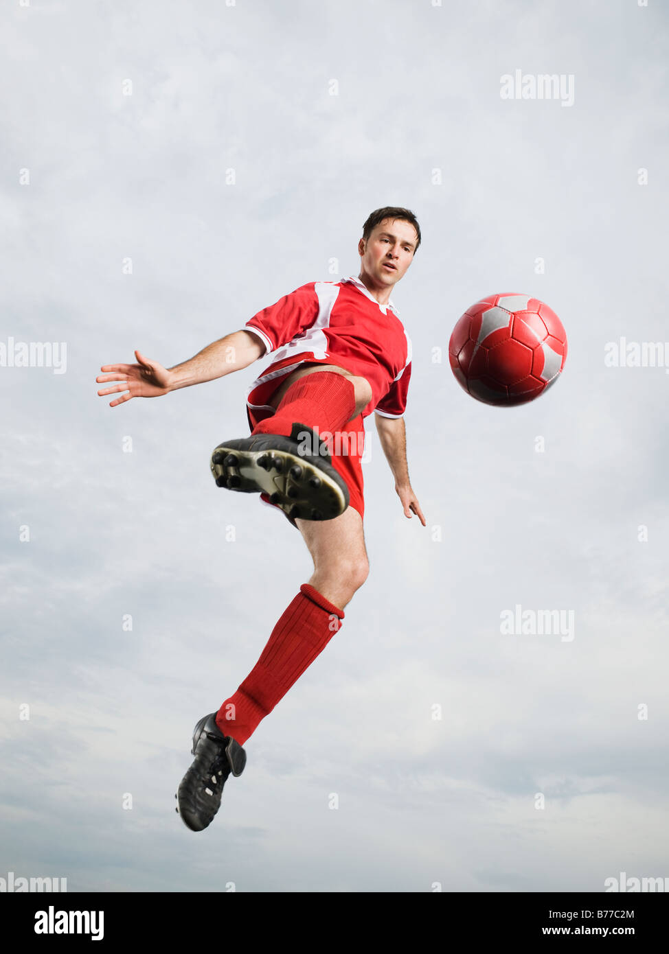 Fussball-Spieler Fußball Ball Luft treten Stockfoto
