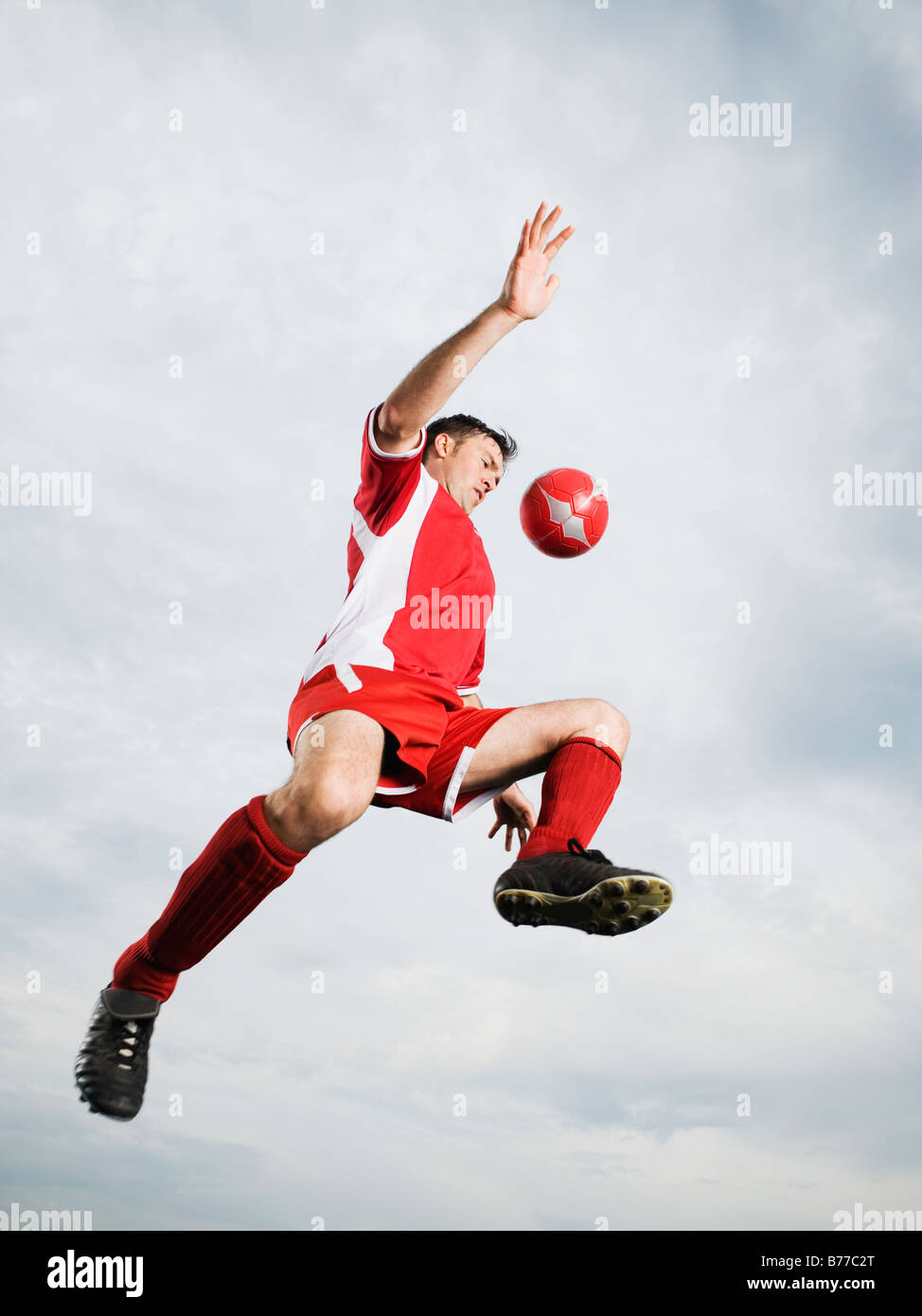 Fussball-Spieler Fußball Ball Luft treten Stockfoto