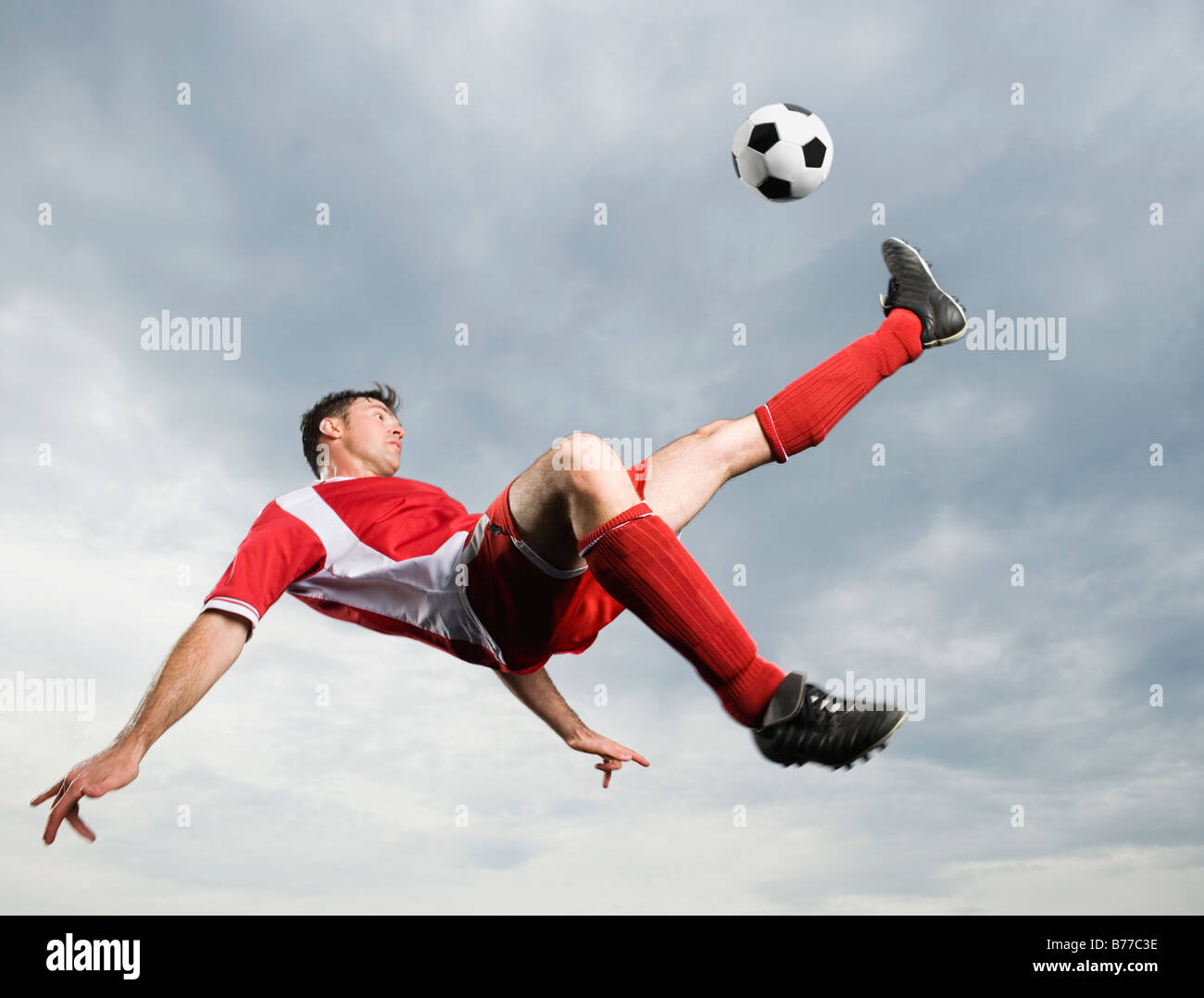 Fussball-Spieler Fußball Ball Luft treten Stockfoto