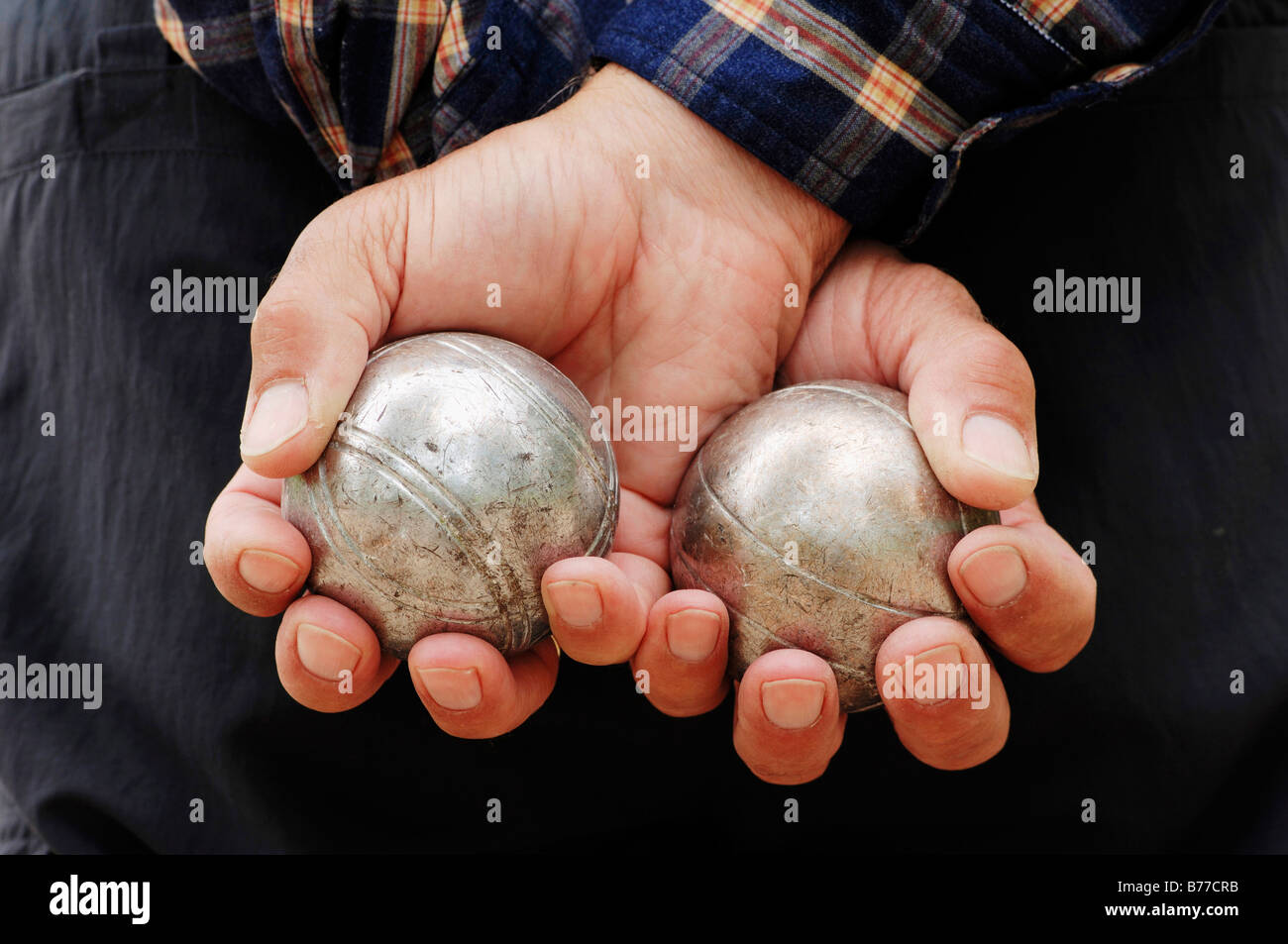 Hände mit Boule Kugeln, Boule, Petanque, Provence, Südfrankreich, Frankreich, Europa Stockfoto