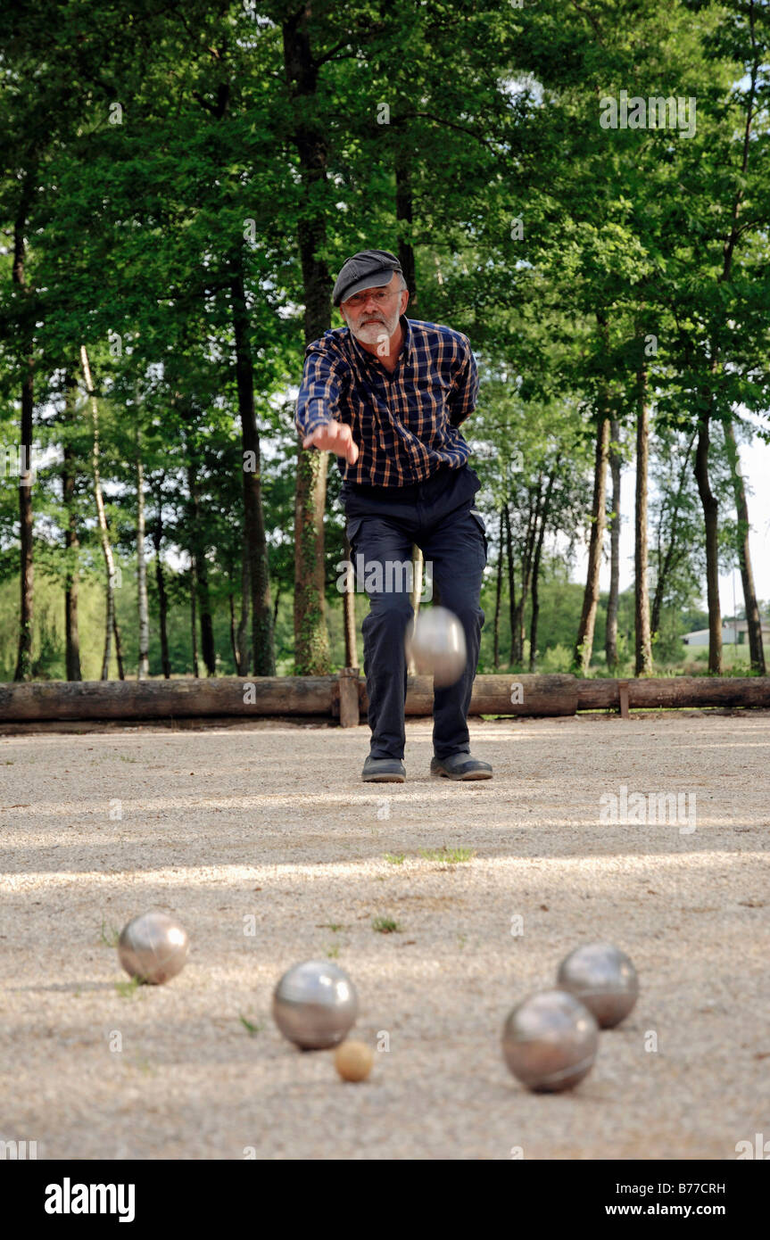 Mann spielen Boule, Petanque, Provence, Südfrankreich, Frankreich, Europa Stockfoto