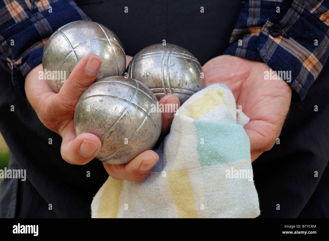 Hände mit Boule Kugeln, Boule, Petanque, Provence, Südfrankreich, Frankreich, Europa Stockfoto