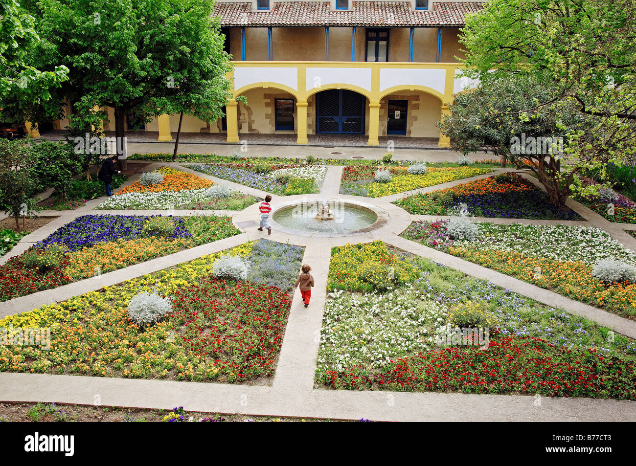 Gärten mit Springbrunnen, Espace Van Gogh Kulturzentrum, ehemalige Krankenhaus, Arles, Bouches-du-Rhône, Provence-Alpes-Cote d ' Azur Stockfoto