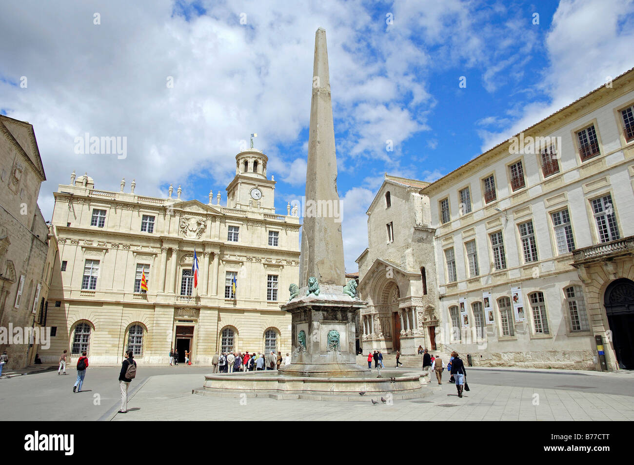 Obelisk, Hotel de Ville, Rathaus und Kathedrale Saint Trophime, Place De La Republique, Arles, Bouches-du-Rhône, Provence-Alpe Stockfoto