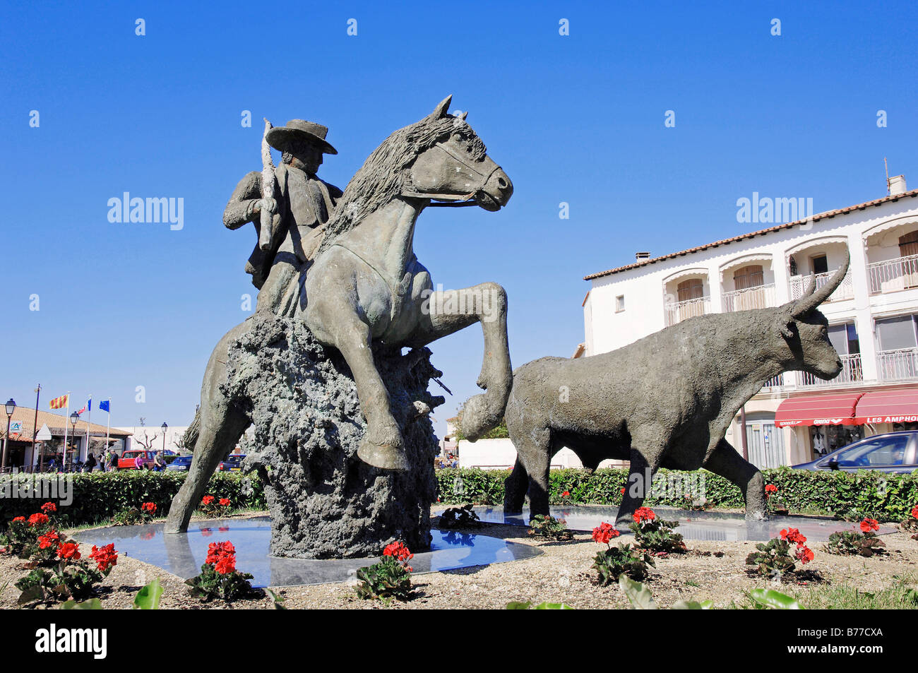 Statue von Guardian auf Camargue-Pferd neben Camargue Bull, Les Saintes-Maries-de-la-Mer, Camargue, Bouches-du-Rhône, Provence-A Stockfoto