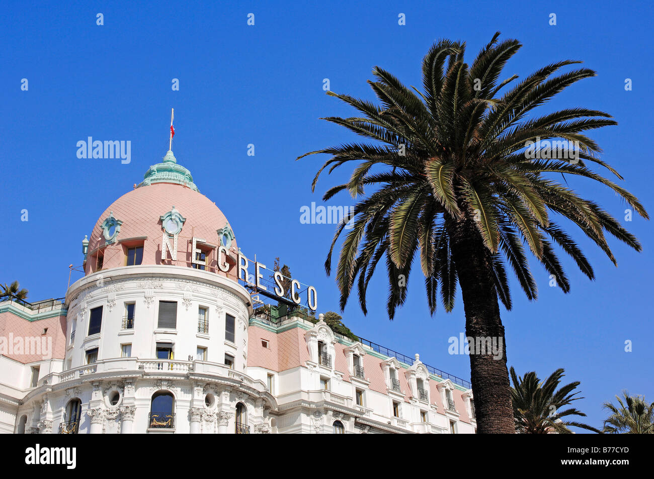 Hotel Negresco und Palmen, Nizza, Alpes-Maritimes, Provence-Alpes-Cote d ' Azur, Südfrankreich, Frankreich, Europa Stockfoto
