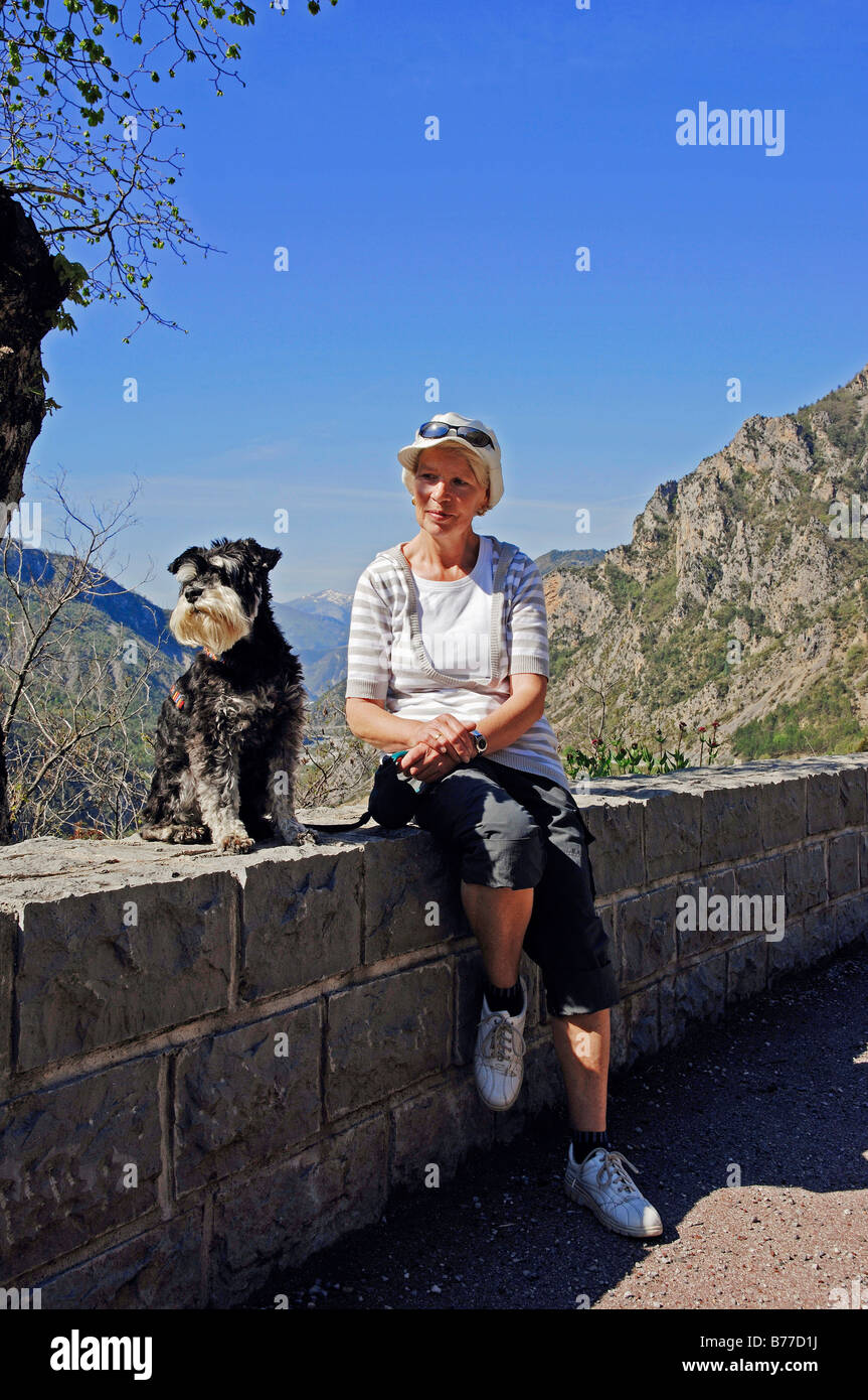 Frau mit Zwergschnauzer Hund, Gorges de Daluis, Alpes-Maritimes, Provence-Alpes-Cote d ' Azur, Südfrankreich, Frankreich, Eur Stockfoto
