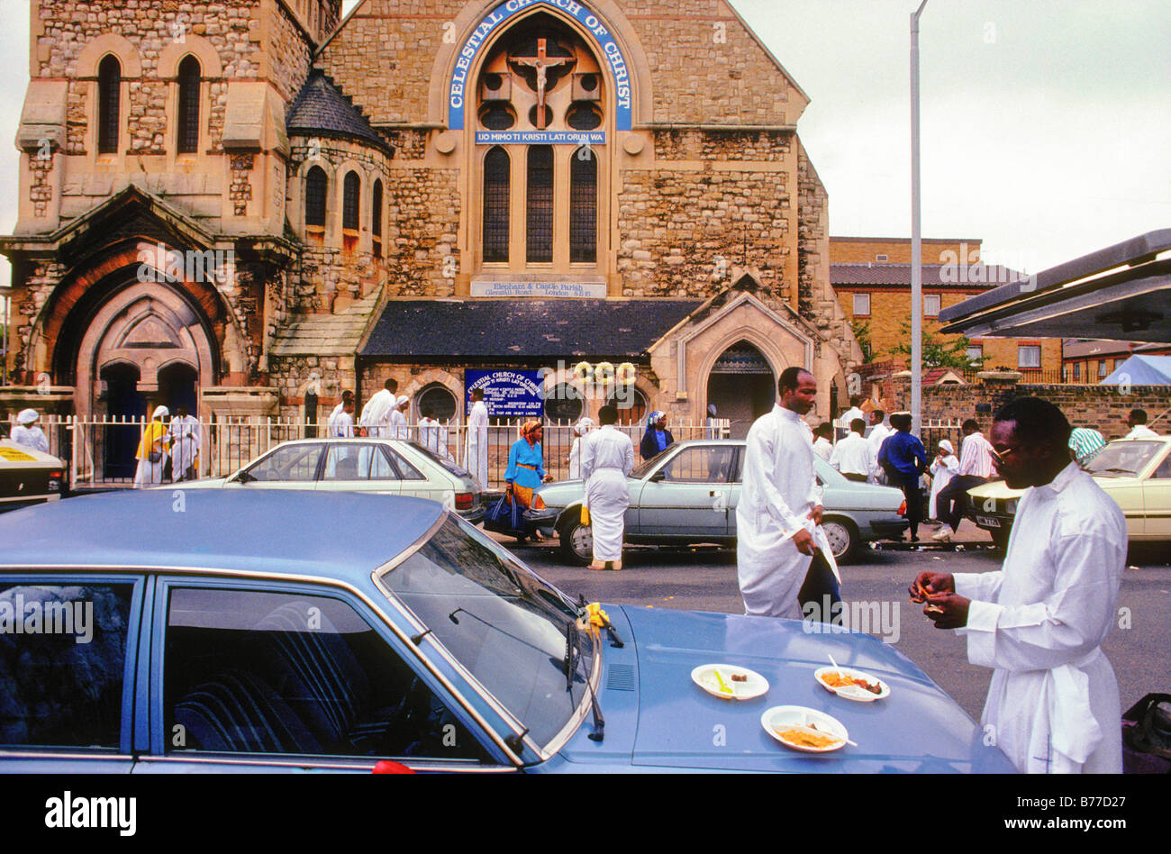 Die himmlische Kirche Christi, Elephant & Burg, London UK. Ein Gemeindeglied Snacks Essen, mit dem Auto als provisorische Tabelle. Stockfoto
