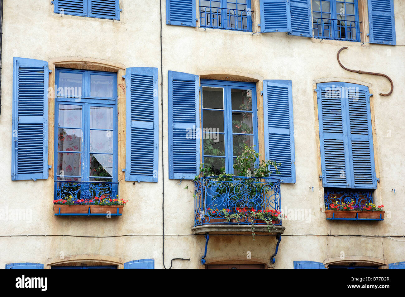 Fenster mit blauen Fensterläden und Balkon mit Blumen, Chatillon Sur Chalaronne, Ain, Rhone-Alpes, Frankreich Stockfoto