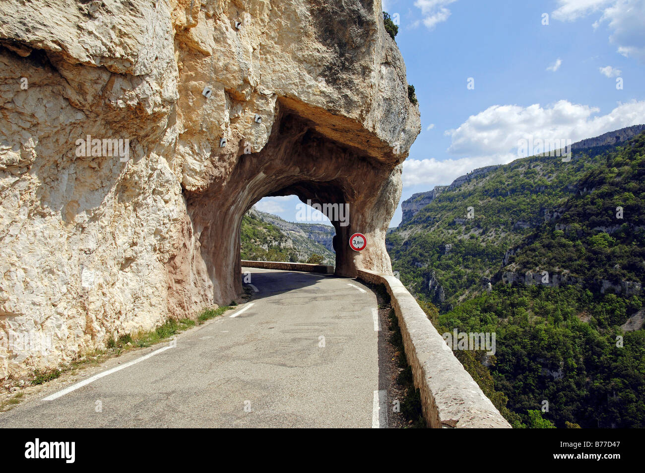 Straße und Tunnel, Gorges De La Nesque, Vaucluse, Provence-Alpes-Cote d ' Azur, Südfrankreich, Frankreich, Europa Stockfoto