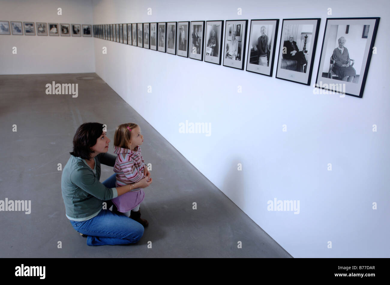 AUSSTELLUNG DER FOTOGRAFISCHEN ARBEITEN VON KÜNSTLER HANS MIT DEM TITEL 100 JAHRE IN DER ARNOLFINI KUNSTGALERIE IN BRISTOL UK Stockfoto