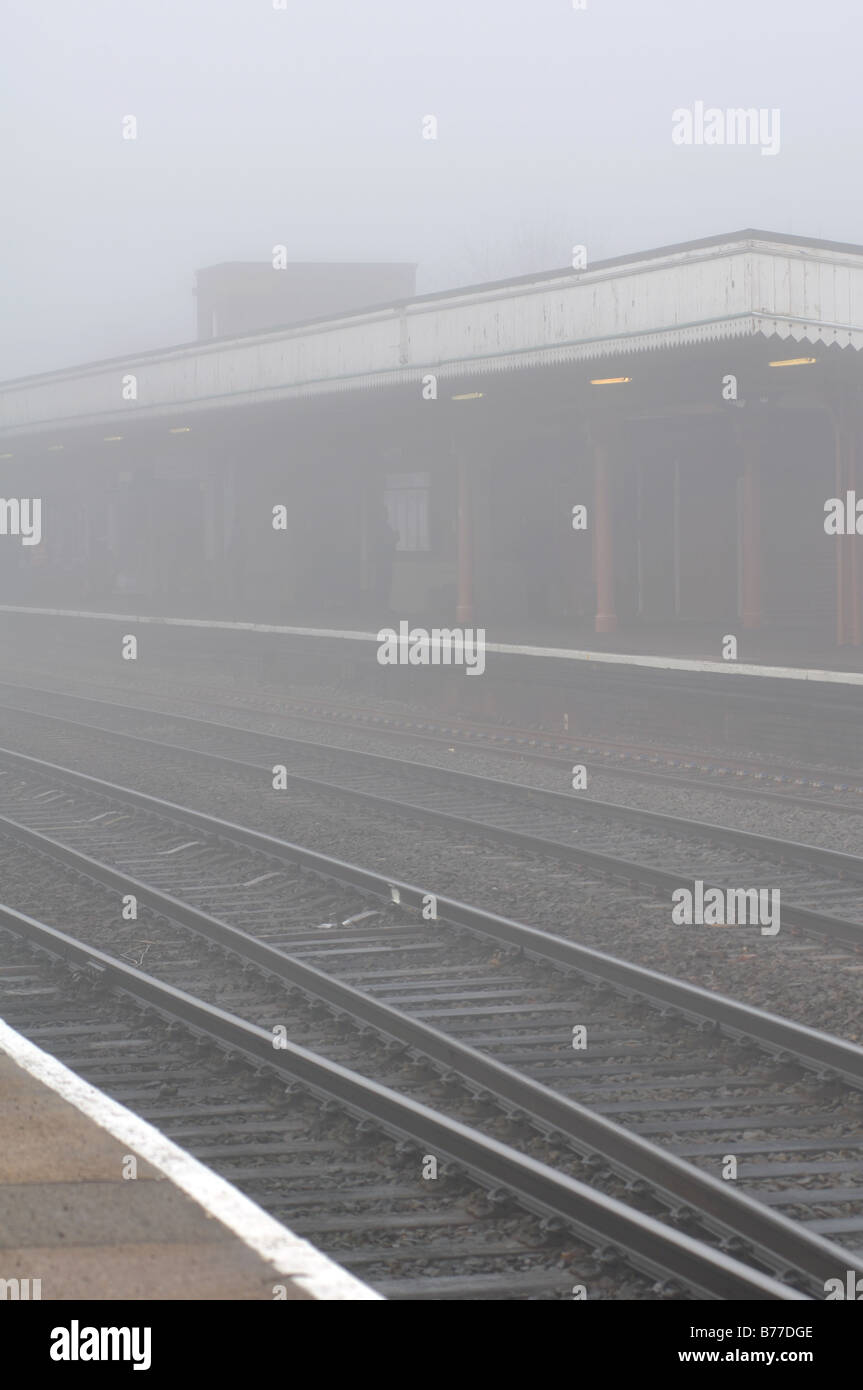 Bahnhof in Winternebel, UK Stockfoto