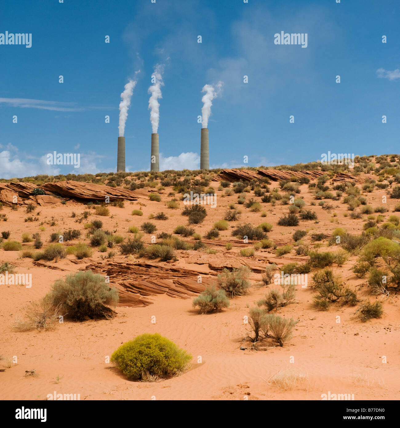 Schornsteine des Kraftwerks auf Navajo-Reservat Arizona Stockfoto