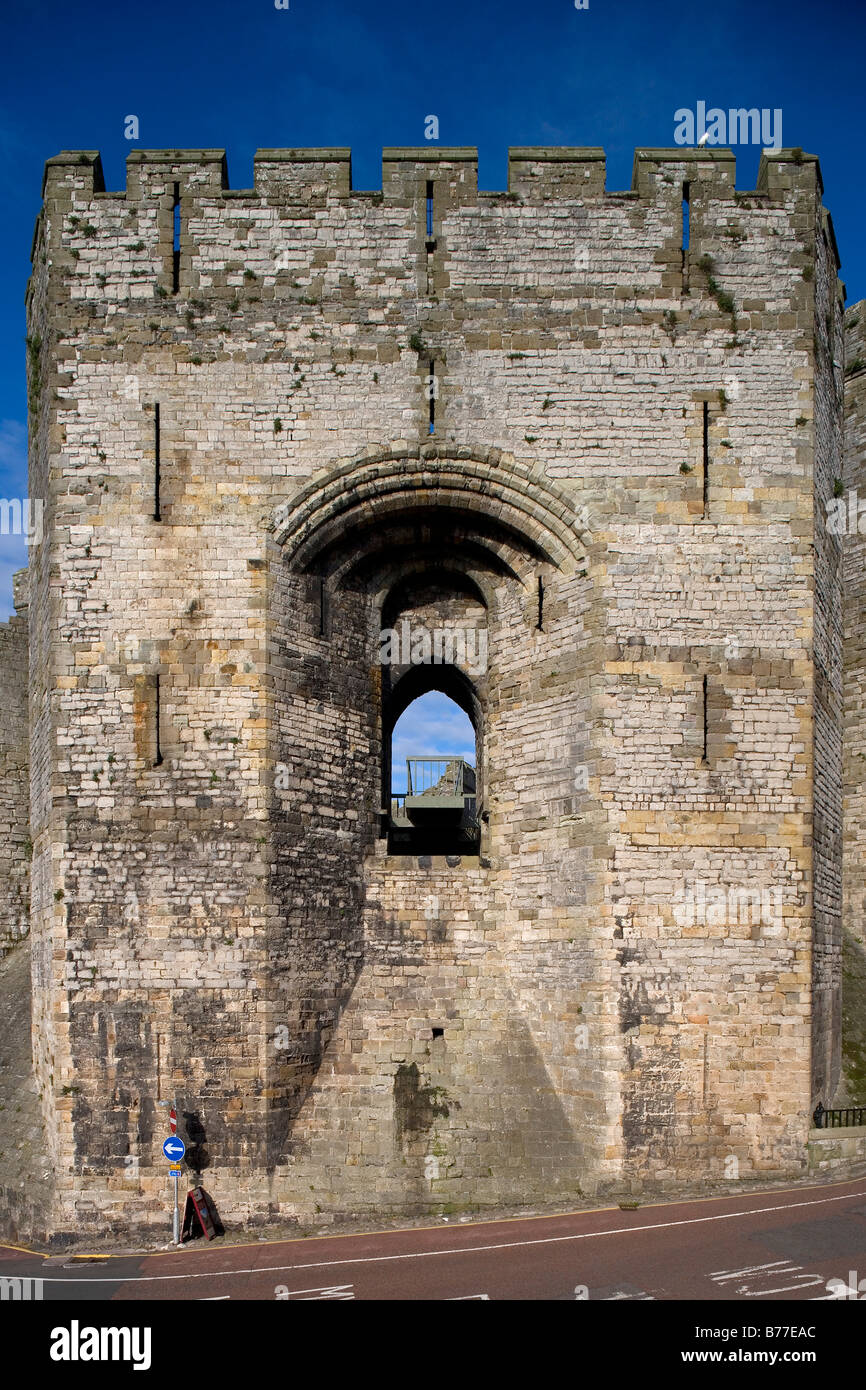 Caernarfon Castle Edward 1. größte Burg in Wales The Queen s Gate polygonalen Türme gebänderten Mauerwerk Gwynedd Wales UK Stockfoto