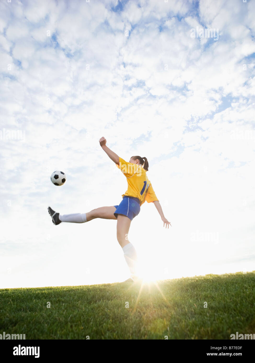 Teenager-Mädchen treten Fußball Stockfoto