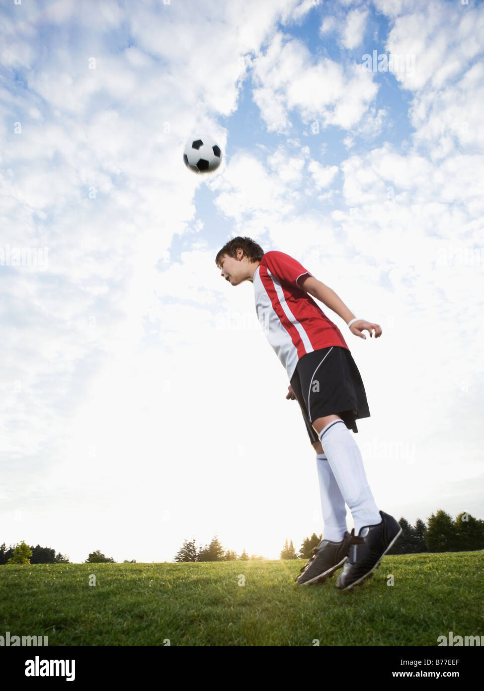 Einheitliche springenden Fußball junge Kopf ab Stockfoto