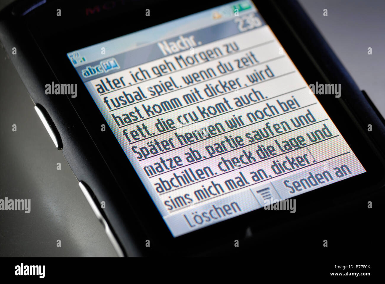 SMS-Nachricht auf dem Display des Mobiltelefons im Jugend-Slang mit Rechtschreibfehlern Stockfoto