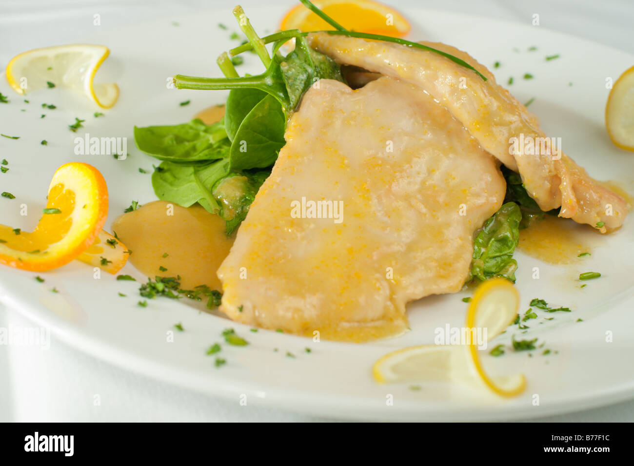 Pollo Agli Agrumi italienisches Hähnchen mit Orangensauce Stockfotografie -  Alamy