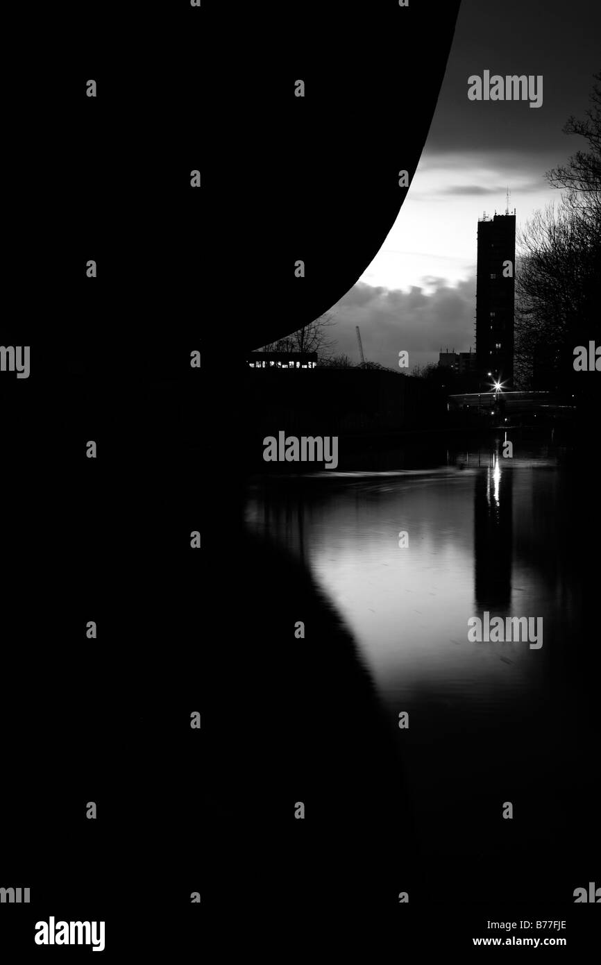 Blick entlang der Grand Union Canal in den Trellick Tower aus dem Schatten des Westway, Westbourne Green, London Stockfoto