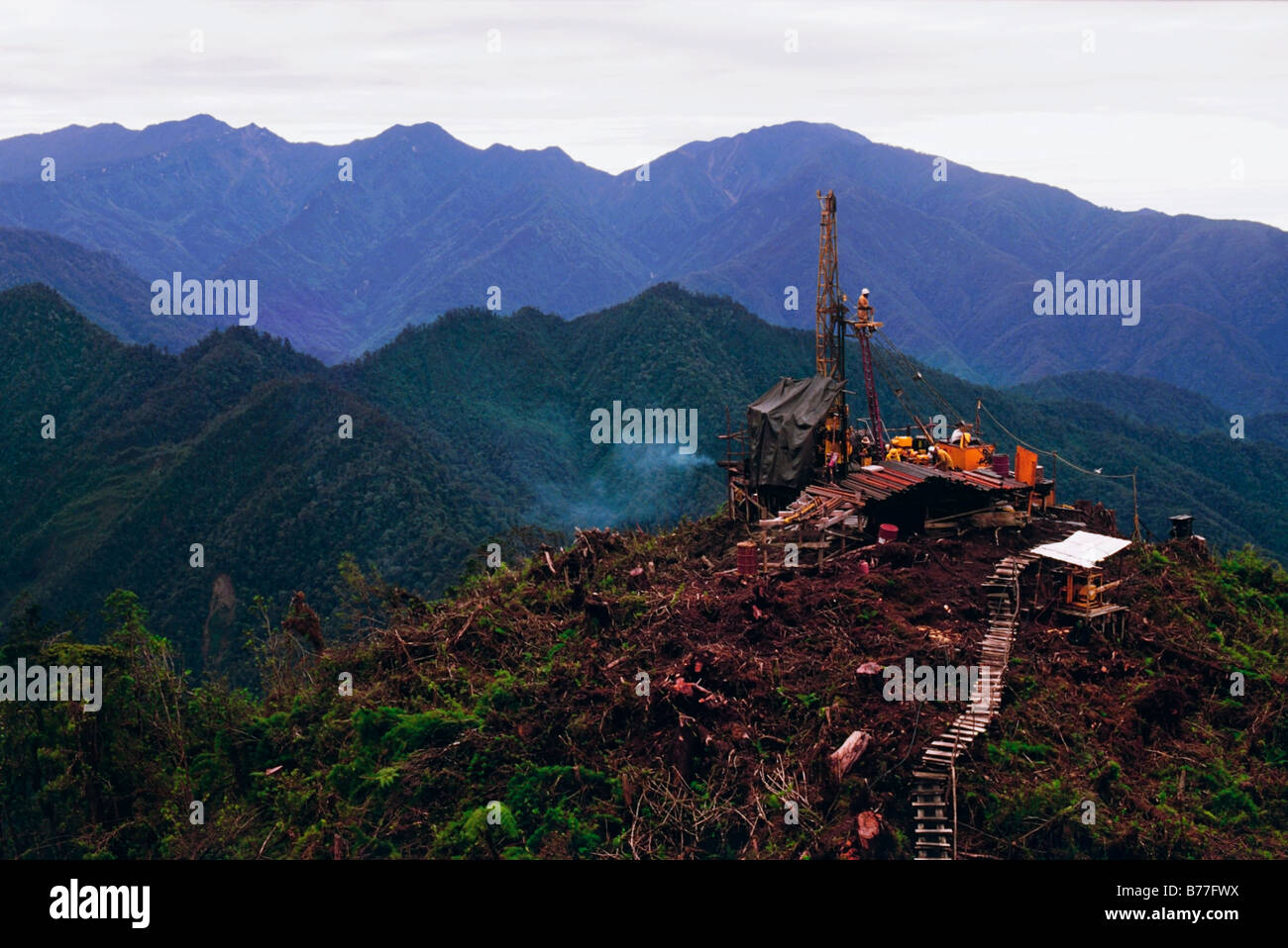 Öl-Bohr-Plattform Jayawijaya Berge, Indonesien Stockfoto