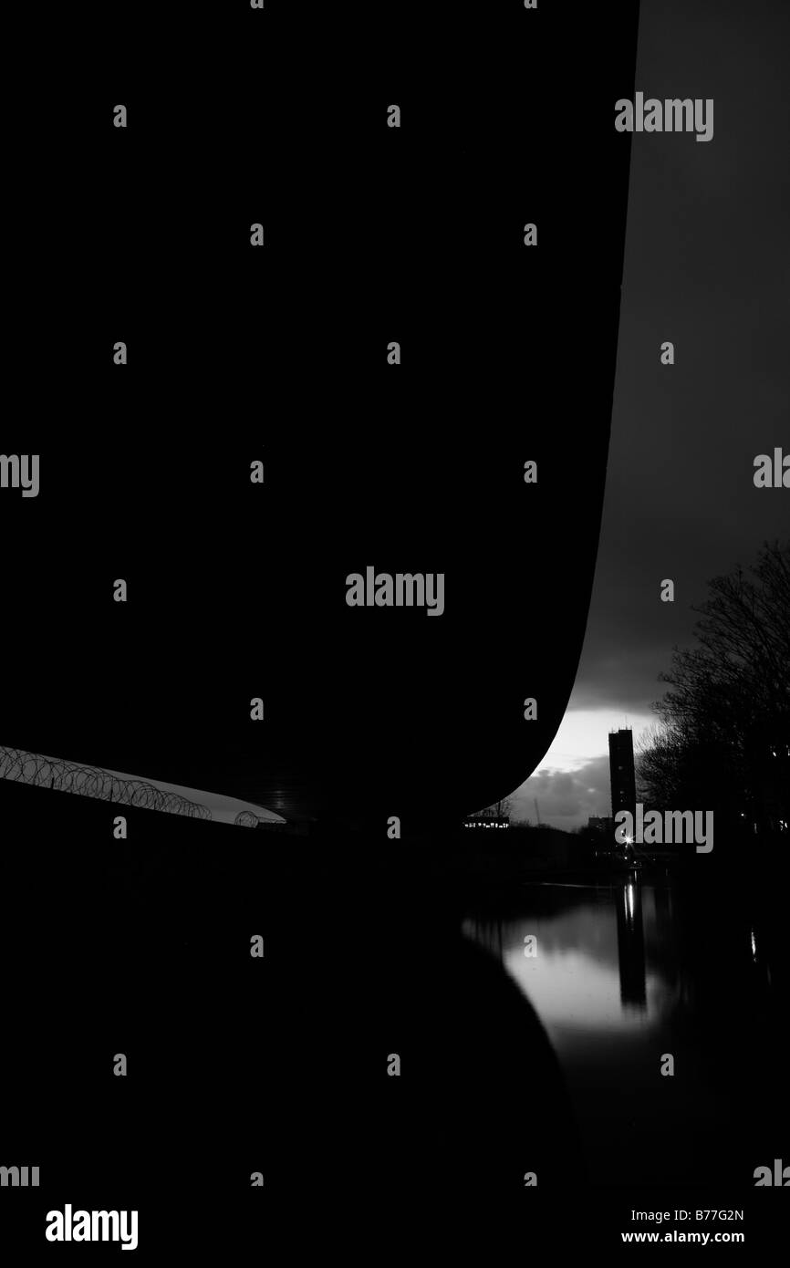 Blick entlang der Grand Union Canal in den Trellick Tower aus dem Schatten des Westway, Westbourne Green, London Stockfoto