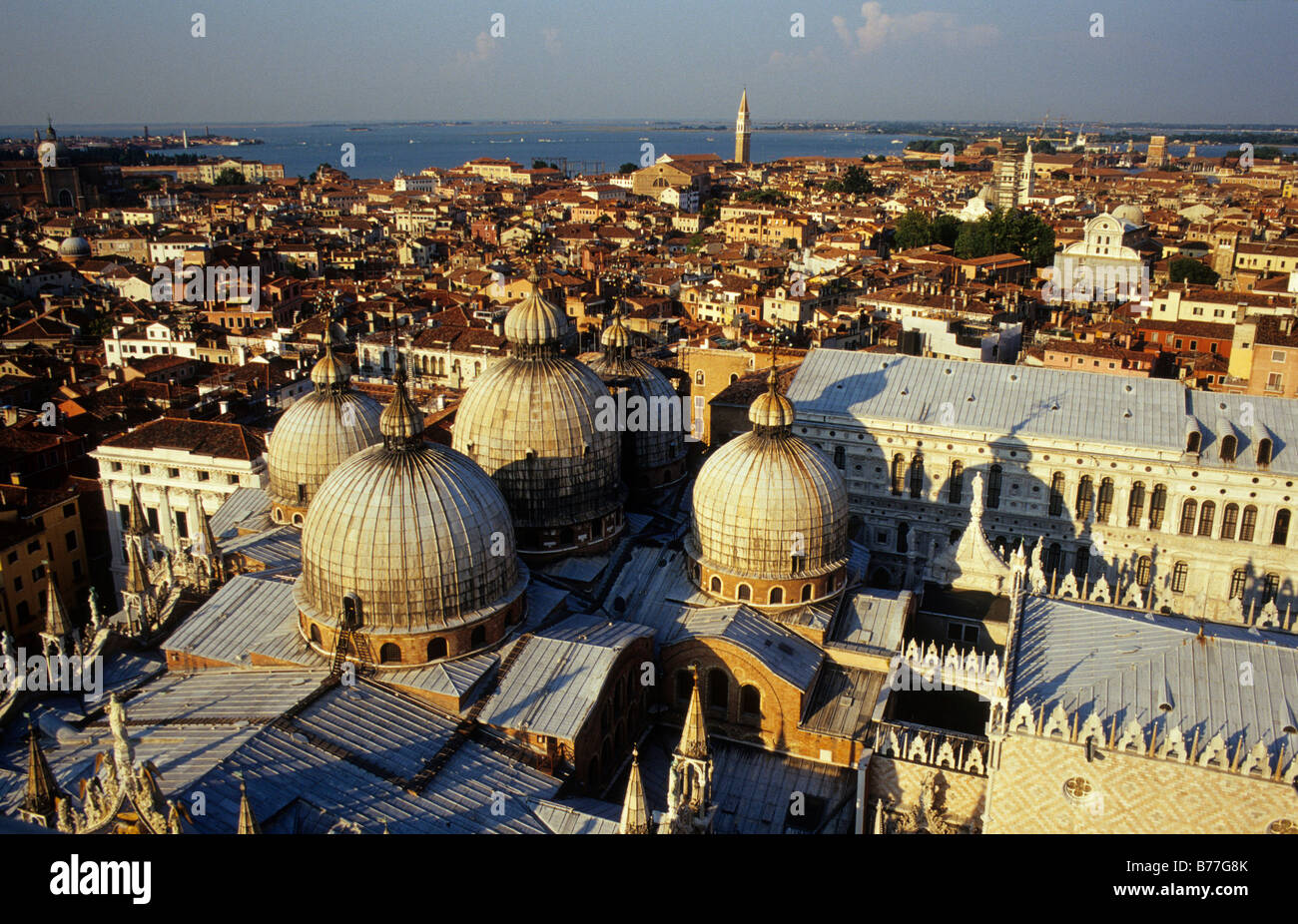 Kuppeln der St.-Markus Basilika, Venedig, Italien, Europa Stockfoto