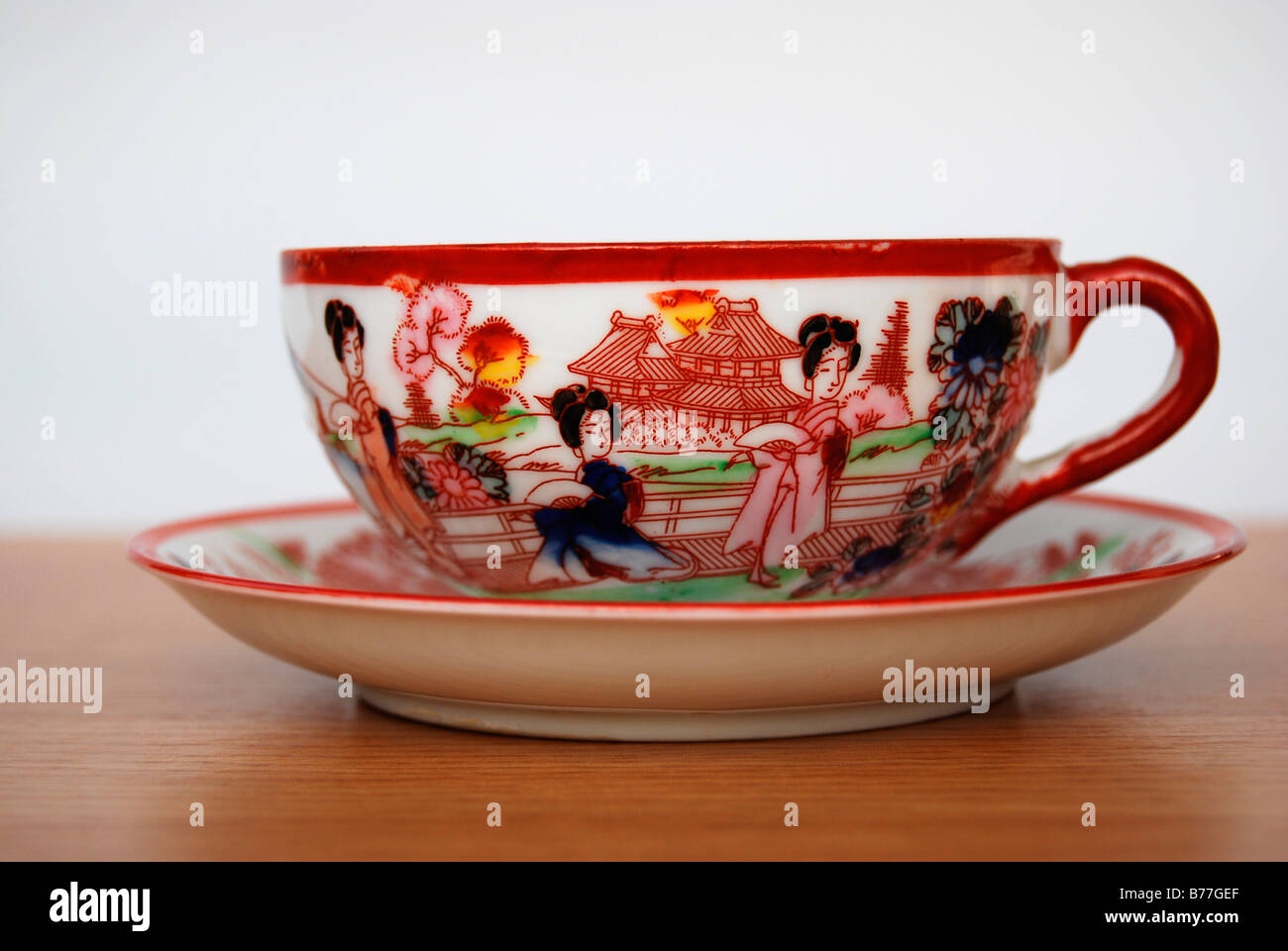 Asiatische Teetasse und Untertasse gemacht schöne handbemalte Porzellan mit  japanischen Geishas vor einem Teehaus als Motiv Stockfotografie - Alamy
