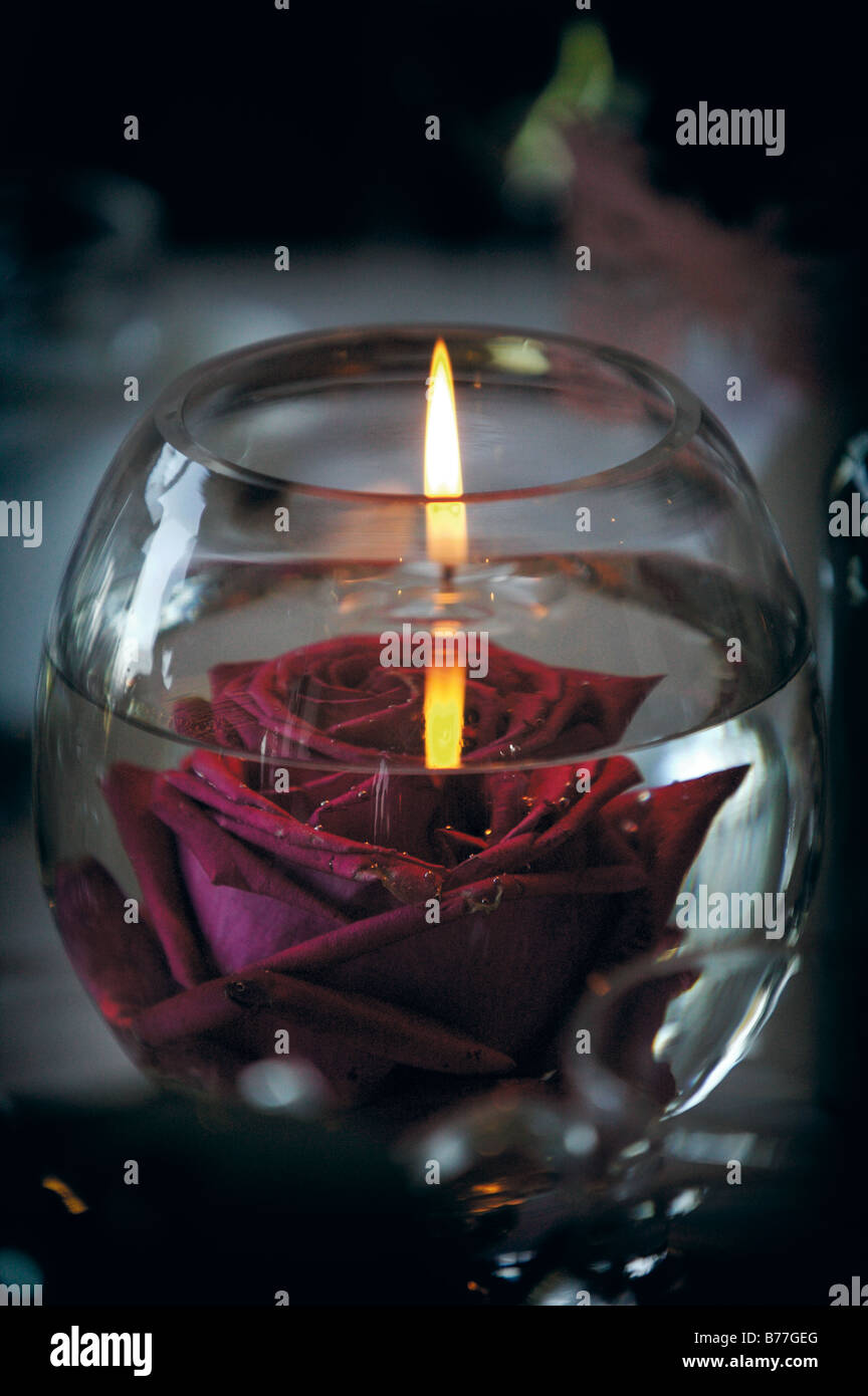 Kerze an Hochzeitstafel Stockfoto