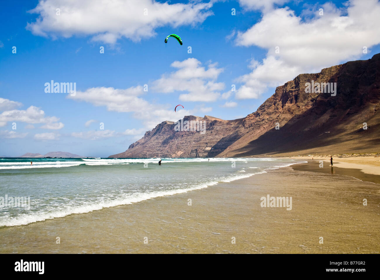 Playa de Famara Risco de Famara Strand Berg Sand rockt Reflexion Lanzarote-Kanarische Inseln-Spanien Stockfoto