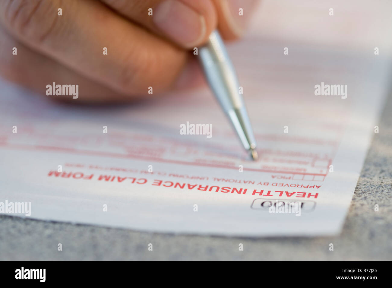 Mann, Krankenversicherung Antragsformular ausfüllen Stockfoto