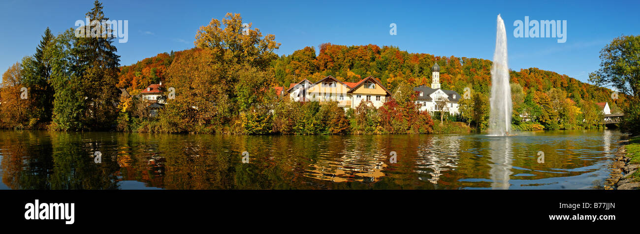 Herbst in Wolfratshausen auf der Loisach River, Oberbayern, Deutschland, Europa Stockfoto