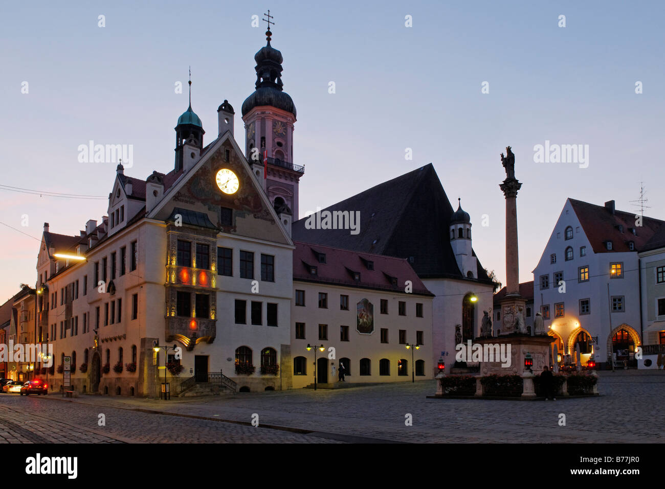 Marienplatz-Platz mit der Kirche St. Georg in der historischen Innenstadt in Freising, Upper Bavaria, Bayern, Deutschland, Europa Stockfoto