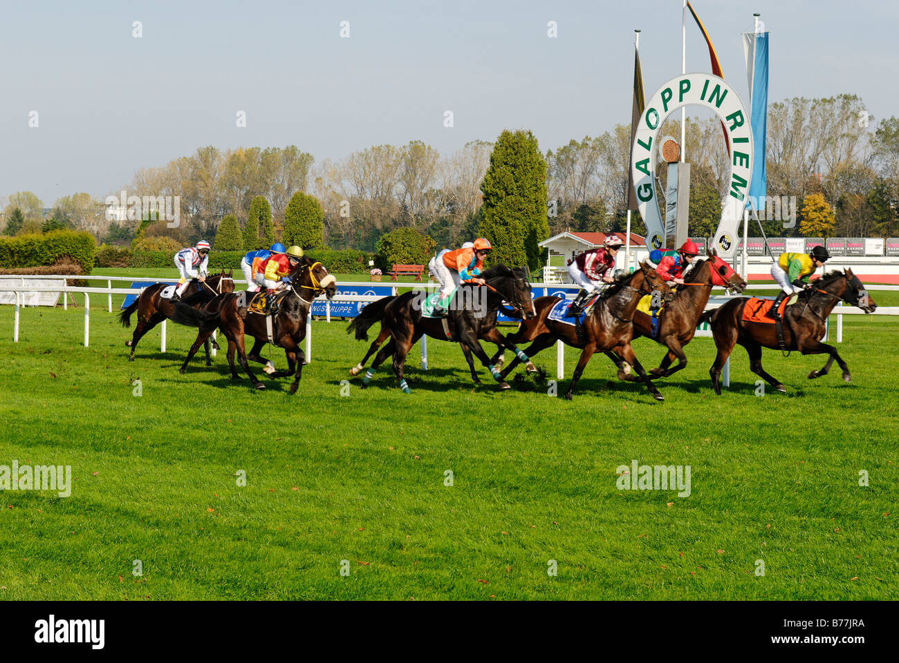 Pferderennen auf der Galopprennbahn in München-Riem, Upper Bavaria, Bayern,  Deutschland, Europa Stockfotografie - Alamy