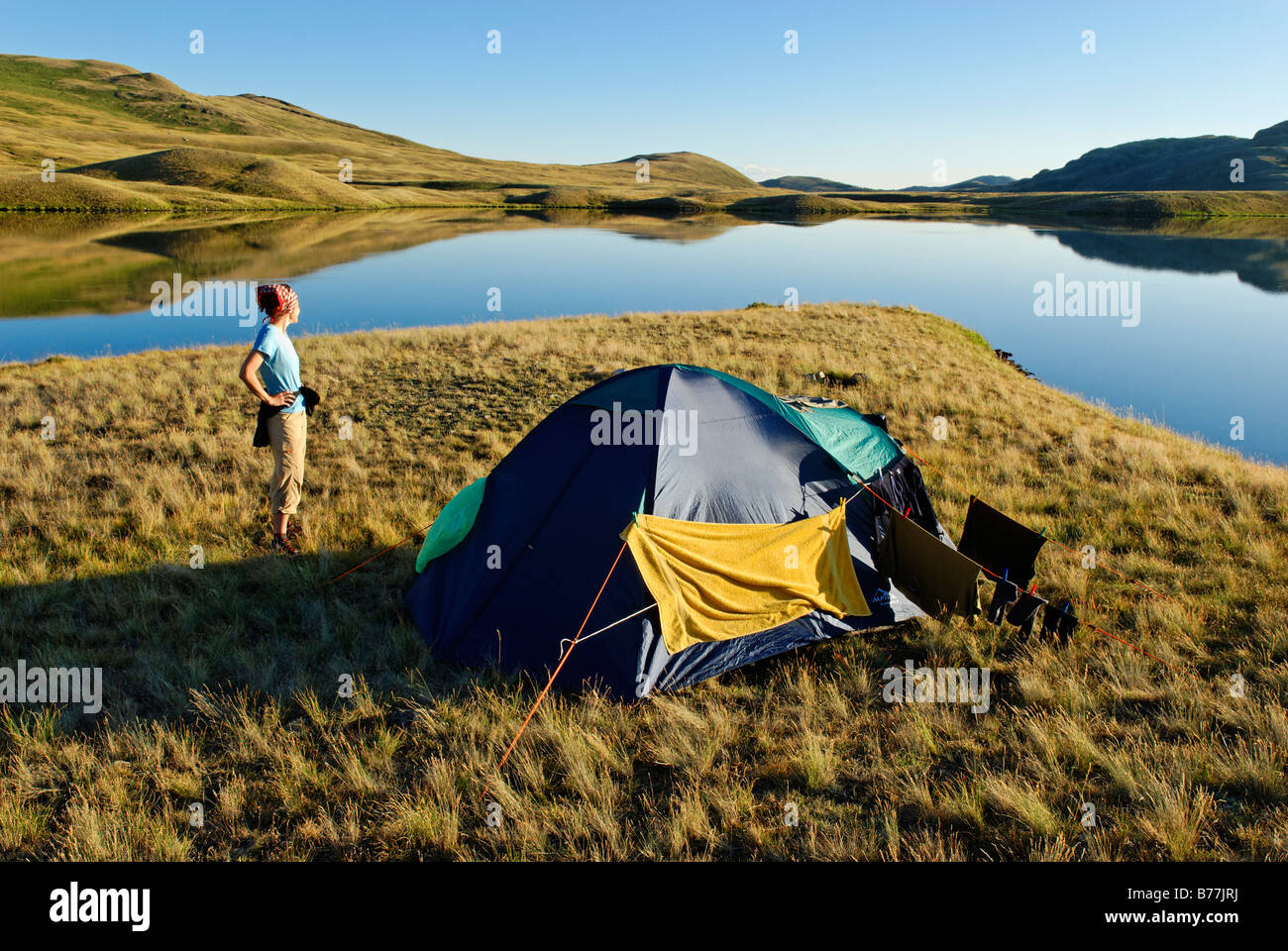 Frau mit einem Zelt, camping am See Dlinoe, Sailughem, Saylyugem Berge, Catalpa Steppe, Republik Altai, Sibirien, Russland, Asien Stockfoto