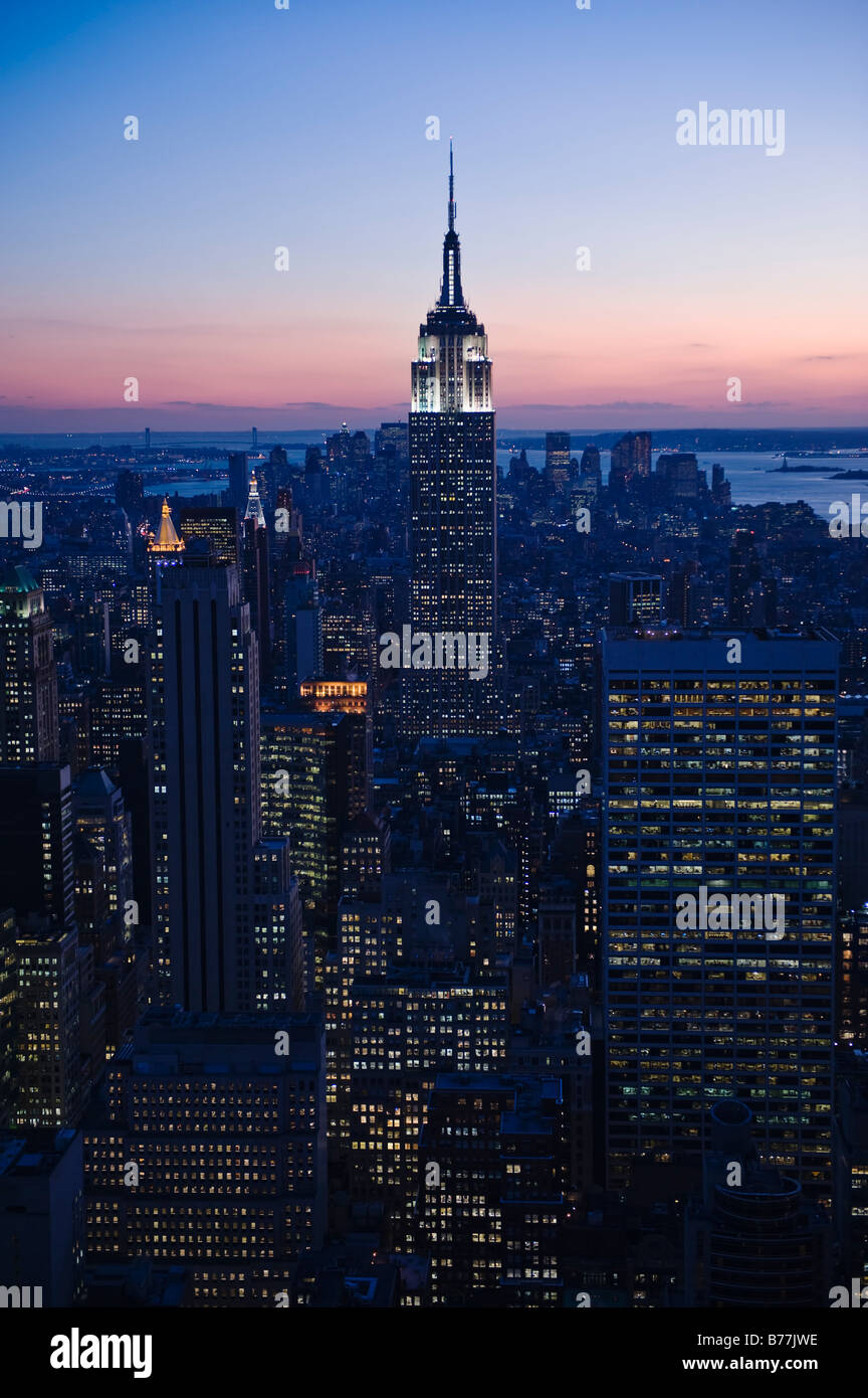 Blick auf den Sonnenuntergang von Empire State Building und New York City Stockfoto