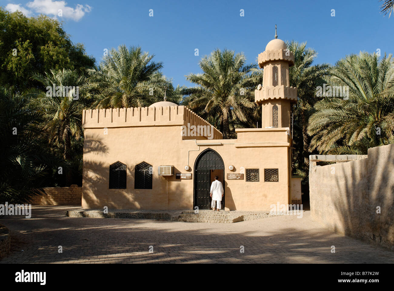 Moschee im Palmengarten von Al Ain Oasis, Emirat von Abu Dhabi, Vereinigte Arabische Emirate, Saudi-Arabien, Naher Osten Stockfoto